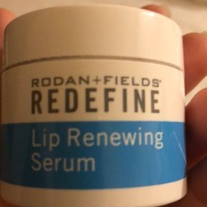 Lip renewing serum